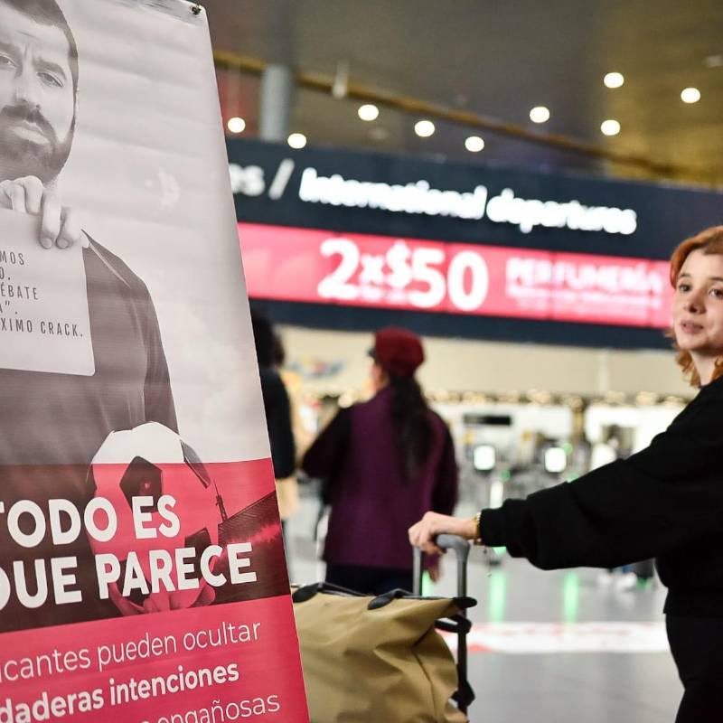 Un aviso en el aeropuerto El Dorado que dice “No todo es lo que parece”, en medio de una campaña por el día de la lucha contra la trata de personas. FOTO: COLPRENSA
