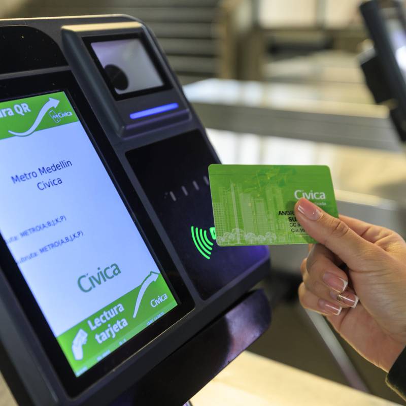 Quienes adquirieron la tarjeta Cívica entre 2007 y 2014 deberán hacer la renovación correspondiente. Este proceso no tiene costo alguno para los usuarios. FOTO: CAMILO SUÁREZ