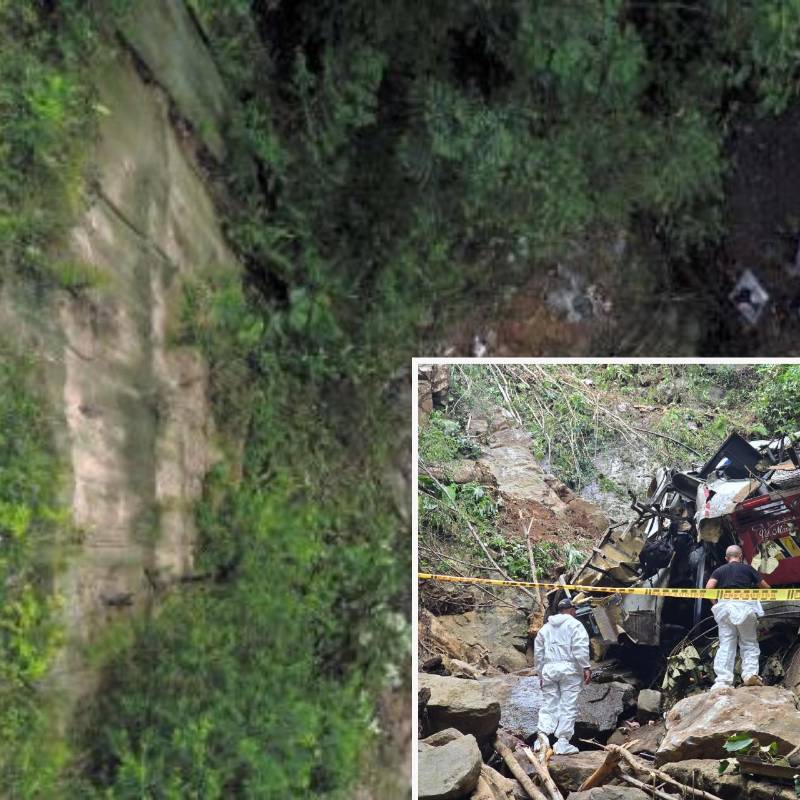 Adelante, así quedó el bus tras caer por el abismo. Atrás, testigos presencian las labores de rescate. FOTO: Manuel Saldarriaga.