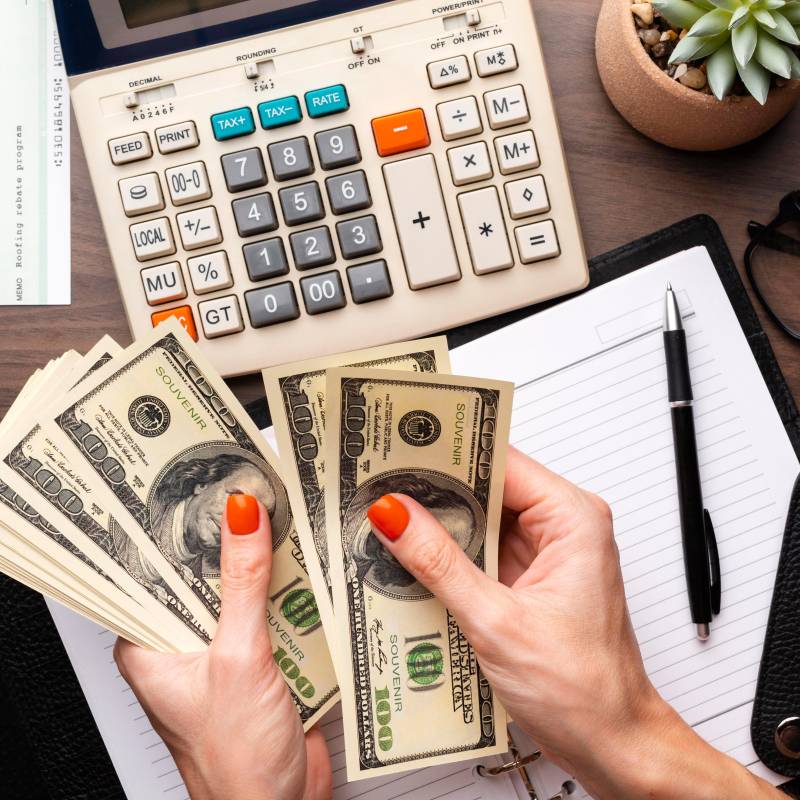 Expertos recomiendan aprovechar el dólar barato para decisiones financieras planificadas y no como una oportunidad para especular. FOTO: Magnific