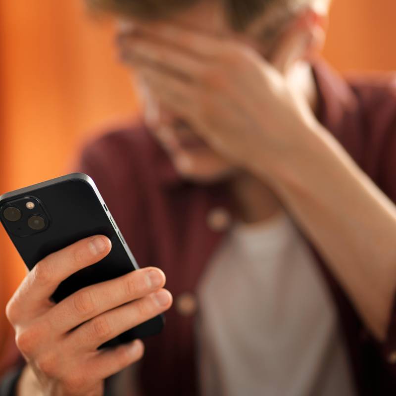 Según ESET, señales como el consumo excesivo de batería, acciones no solicitadas en el teléfono y picos inusuales de datos pueden indicar que un dispositivo móvil fue comprometido por ciberdelincuentes. FOTO: Freepick