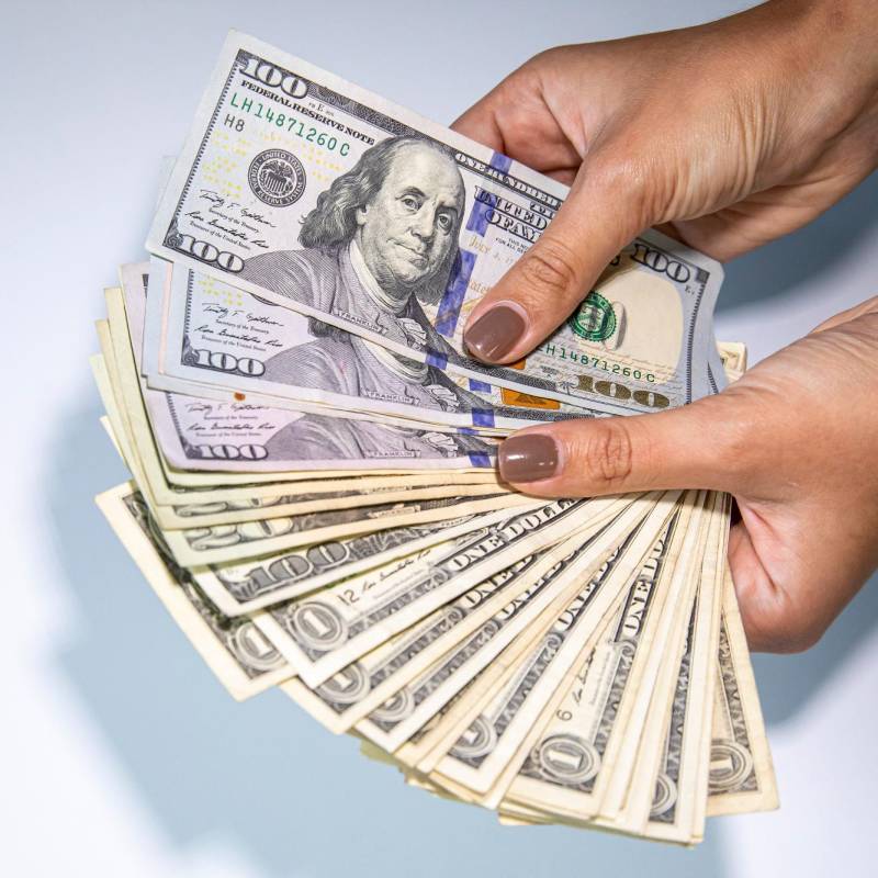 En la mañana de este lunes, el dólar en Colombia registró un mínimo de $3.947. FOTO CARLOS VELÁSQUEZ 