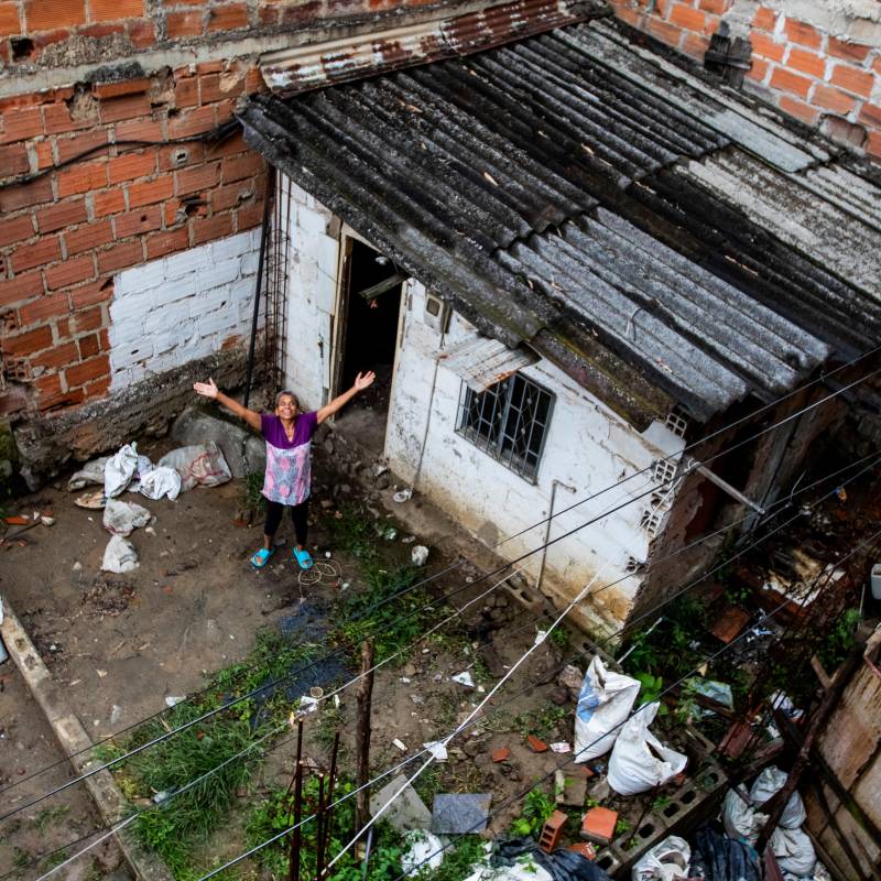 Esta es la casa de Doña Erminia, ubicada en el barrio Belén Aguas Frías, en Medellín. La vivienda se estaba cayendo, tenía huecos en el techo y era un peligro habitarla cuando llovía o temblaba. FOTO Julio herrera