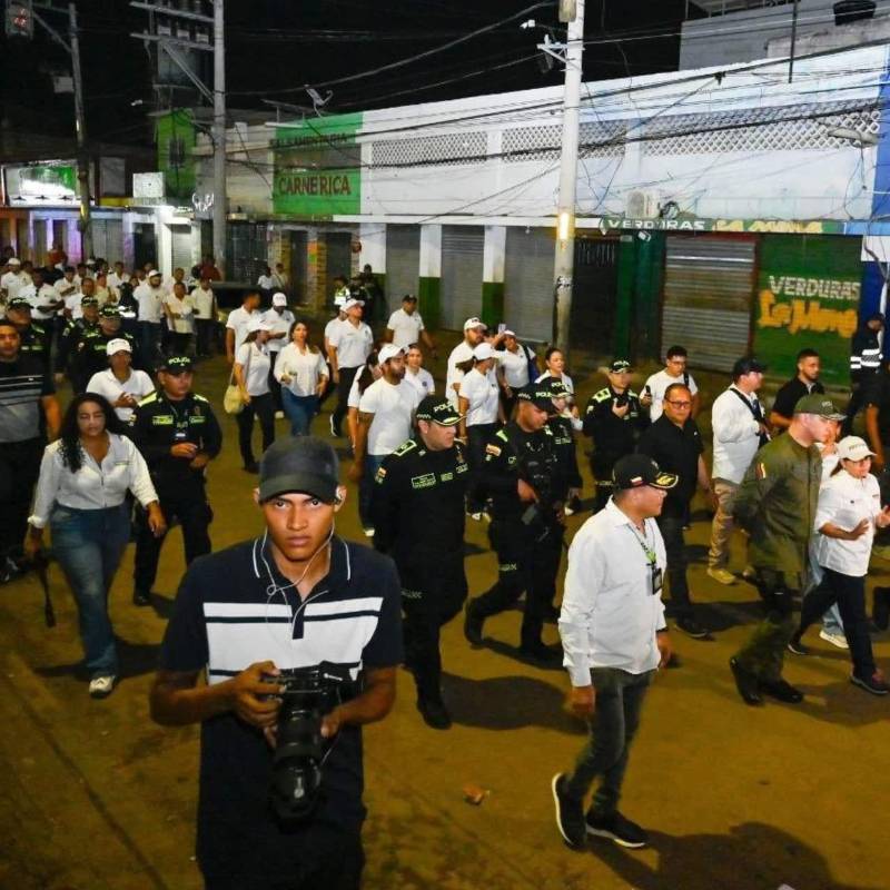 Funcionarios de la Gobernación de Magdalena y la Fuerza Pública acompañan la reapertura del comercio desde la madrugada. Foto: Gobernación del Magdalena.