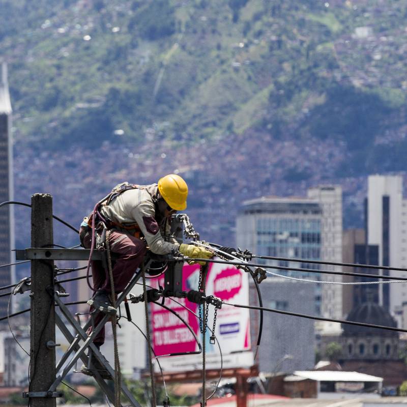 Descripción: Operarios de Empresas Públicas de Medellín EPM, realizan labore sobre líneas de energía de la ciudad. Foto: Julio César Herrera