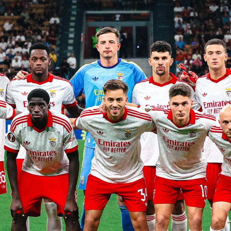 Jhon Jader Durán y sus compañeros en la foto oficial del compromiso ante Milan. FOTO: X SLBenfica