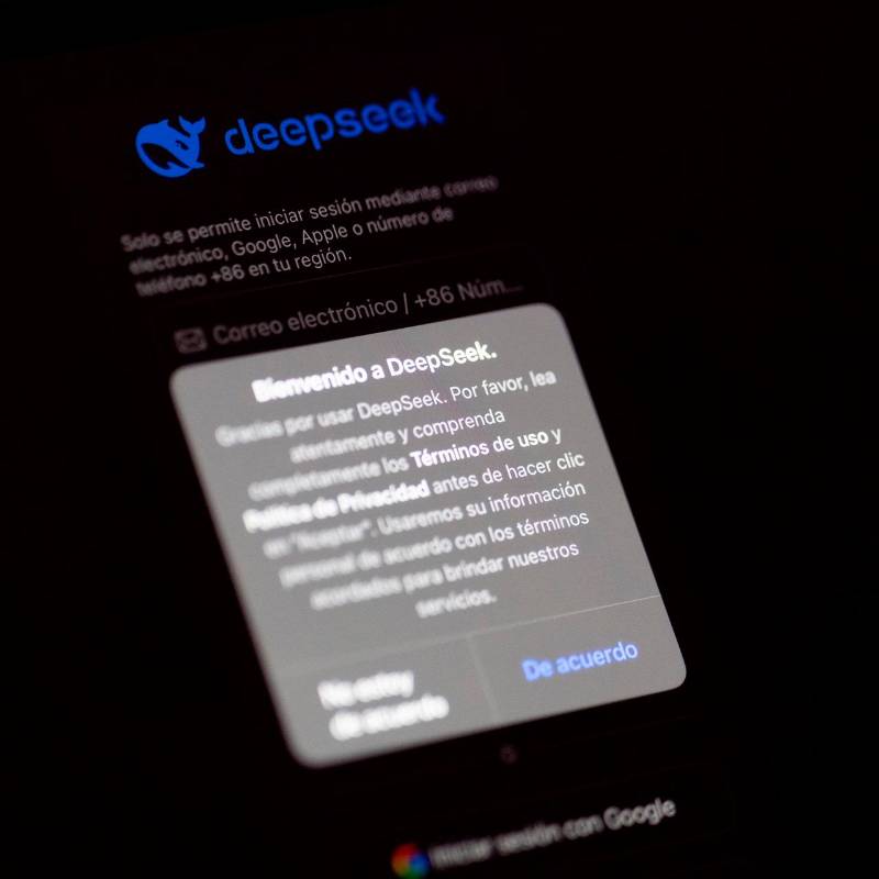 DeepSeek es un asistente de Inteligencia Artificial (IA) generativa bajo una modalidad de uso gratuito. Además de responder preguntas en un formato conversacional, puede navegar por la web para ofrecer respuestas actualizadas. FOTO: Europa Press