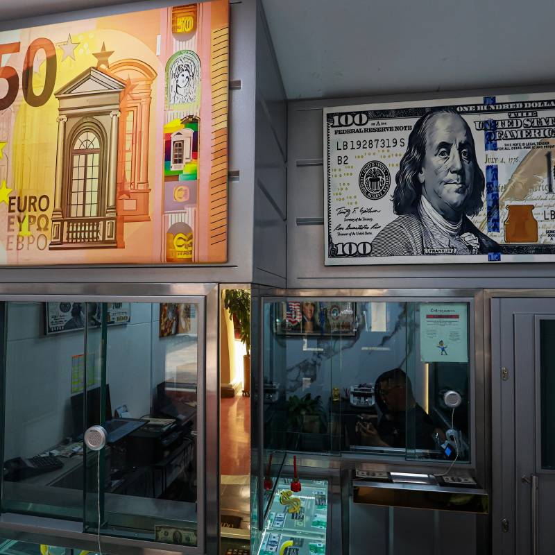 El euro, la divisa europea lleva casi seis semanas, desde el 11 de junio de 2026, cotizando por debajo del umbral de los $4.000. FOTO Manuel Saldarriaga