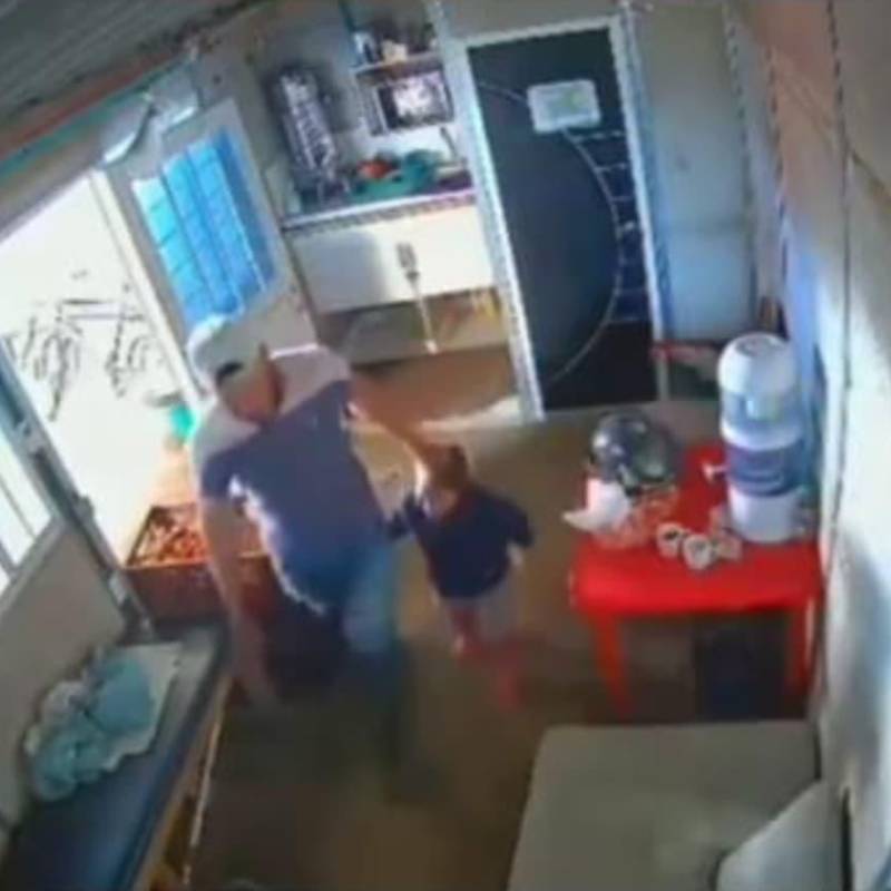 Video muestra a un hombre golpeando a una niña de cuatro años, en el municipio de Sibaté, en Cundinamarca. FOTO: Captura de video 