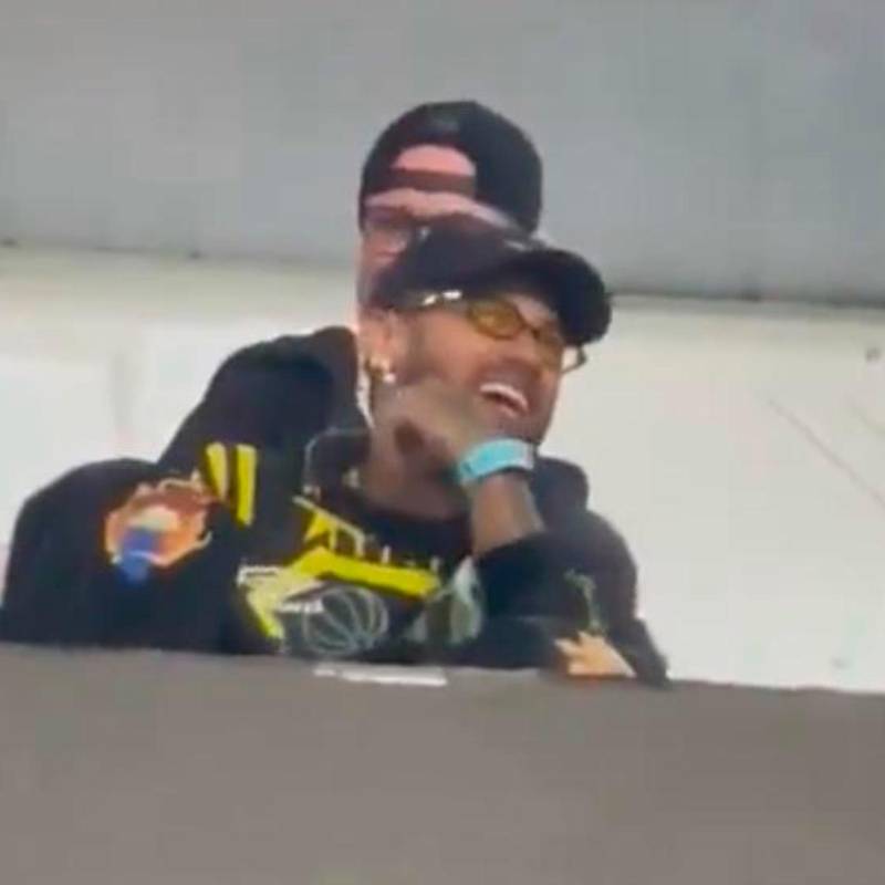 Neymar Jr., disfrutó el intercambio de palabras con los hinchas del Mineiro. FOTO: Captura de vídeo
