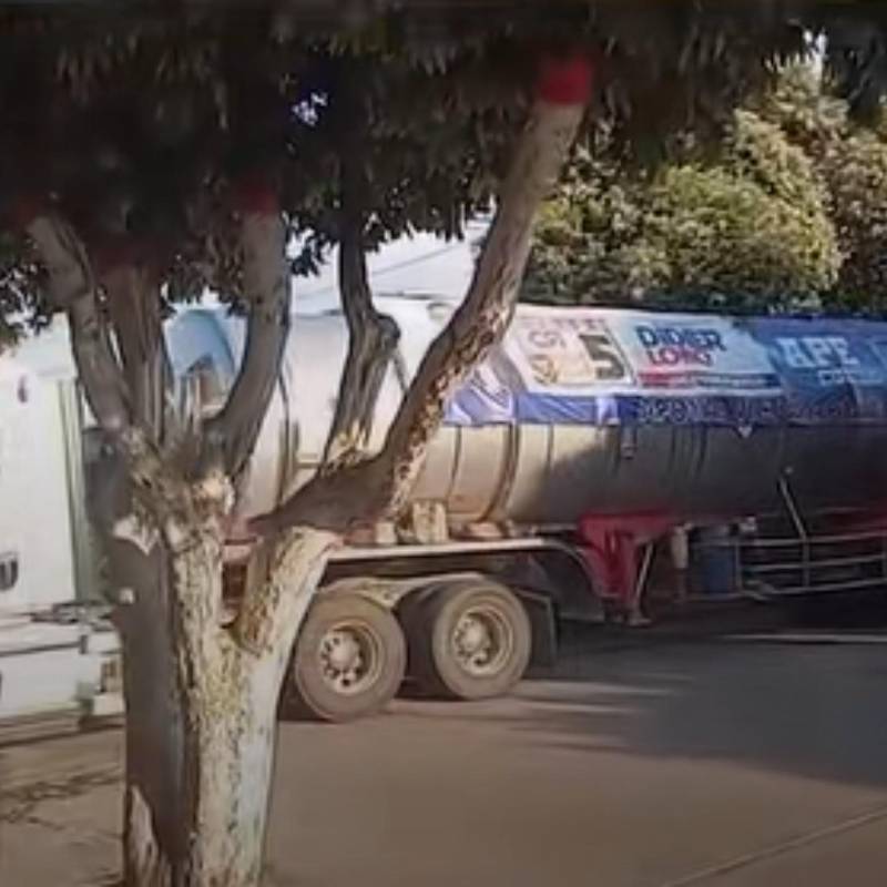 Carrotanque que circula por las calles del municipio con la propaganda política. Foto: Redes Sociales @JACOBOSOLANOC