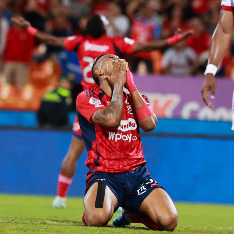 Un descuido o una mala lectura de la jugada permitieron que el América de Cali encontrara el gol del empate, silenciando el estadio y dejando a los hinchas del “Poderoso de la Montaña” con una sensación de incredulidad y frustración. Foto: Manuel Saldarriaga Quintero. 