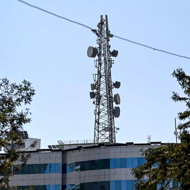 Una de las antenas que ya no funciona en Kabul, capital de Afganistán, por orden de los talibanes. FOTO: AFP