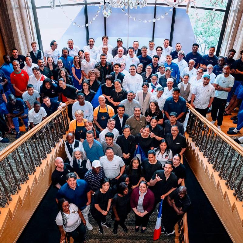 El plantel de Francia con el personald el hotel Four Seasons de Boston. FOTO: X FFF
