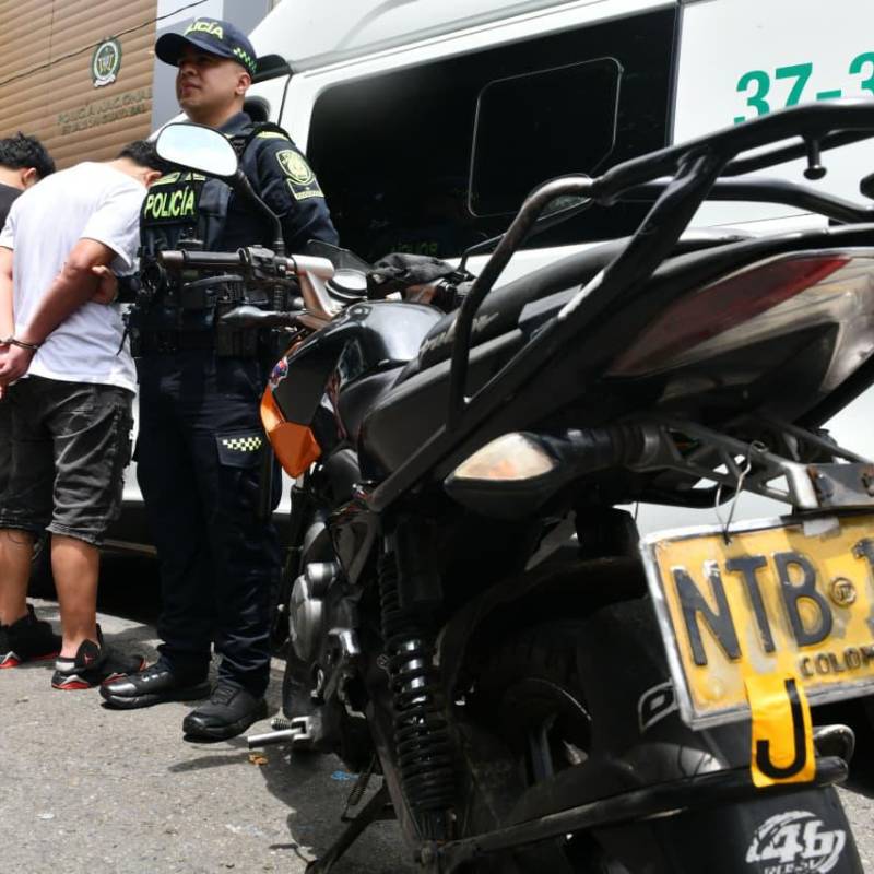 Los extranjeros detenidos junto al vehículo con la placa adulterada. FOTO: Cortesía