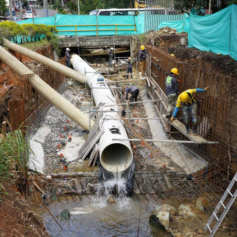 Obreros del Área Metropolitana realizan las labores en el afluente que divide a Itagüí de San Antonio de Prado. FOTO: cortesía