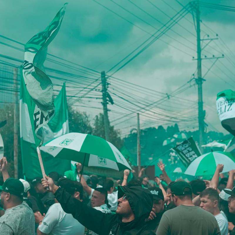 Los aficionados del cuadro verde se instalaron sobre la autopista Medellín-Bogotá, para cantarle a sus jugadores en la sede de Guarne. Foto: tomada del x de @nacionaloficial