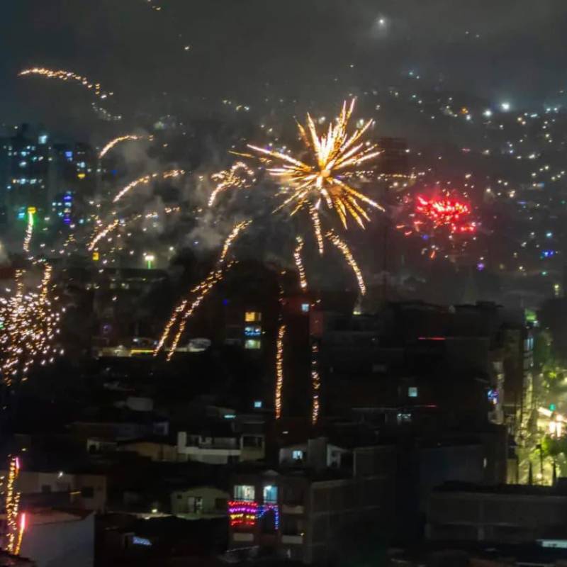 La alborada en la ciudad de Medellín dejó como resultados dos menores de edad quemados. FOTO: JUAN ANTONIO SÁNCHEZ