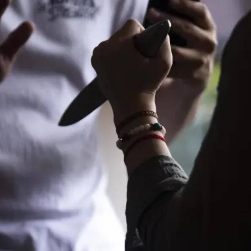 Imagen de referencia de una mujer atacando con un cuchillo. FOTO: Carlos Alberto Velasquez / Archivo El Colombiano
