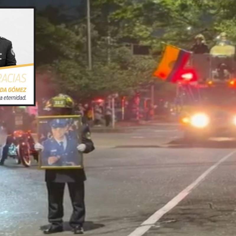 Adelante, el bombero Iván Posada quien falleció el domingo. Atrás, caravana en su honor. FOTO: Cortesía