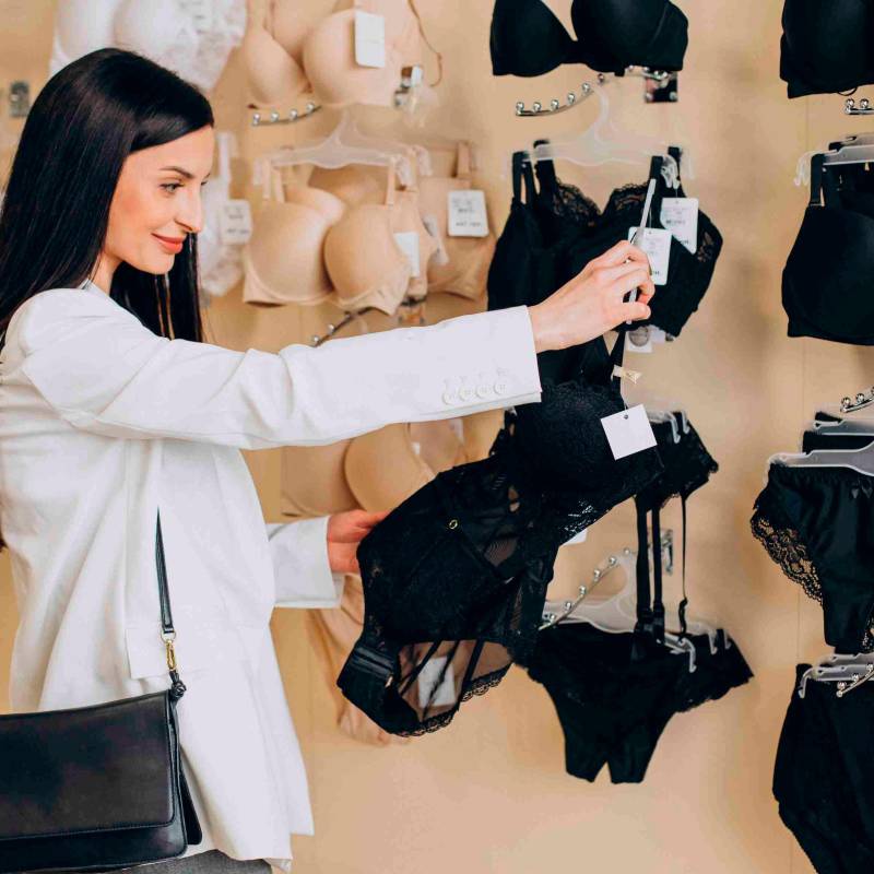 Los colombianos gastaron más de $32 billones en moda durante 2025 y el tamaño de la demanda creció 6,4% anual. FOTO: FREEPIK