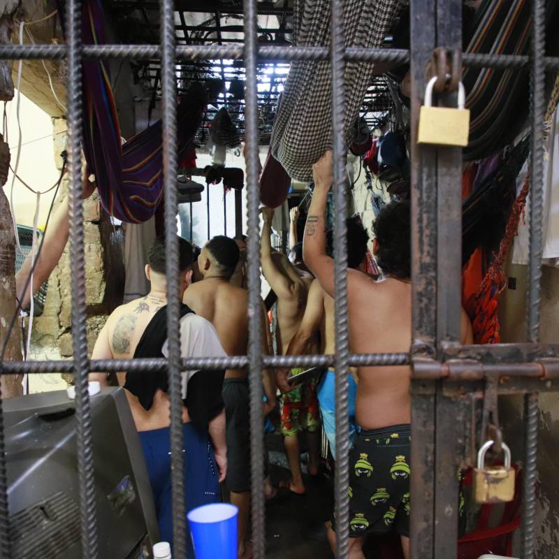 Cientos de personas que no han sido condenadas pasan semanas y meses enteros recluidos en estaciones de Policía donde se les violan diferentes derechos. FOTO: Cortesía Gobernación