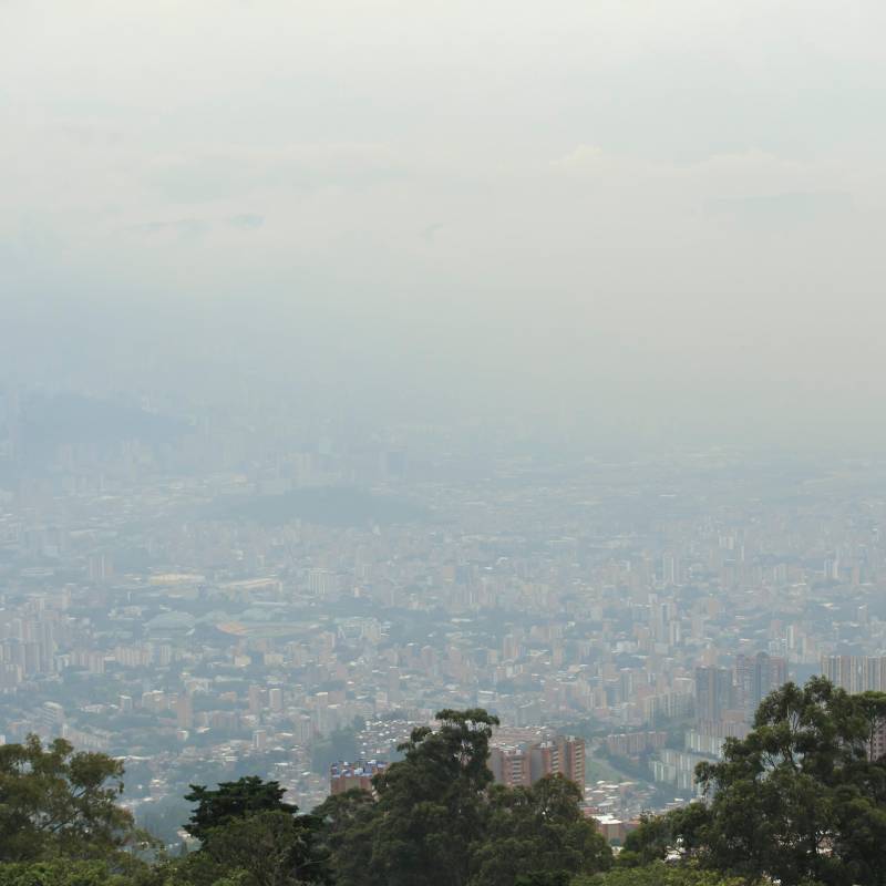 En Medellín, la calidad del aire sigue siendo un desafío cotidiano en tanto la ciudad avanza en entender qué contienen las partículas que flotan sobre sus calles. FOTO Camilo Suárez
