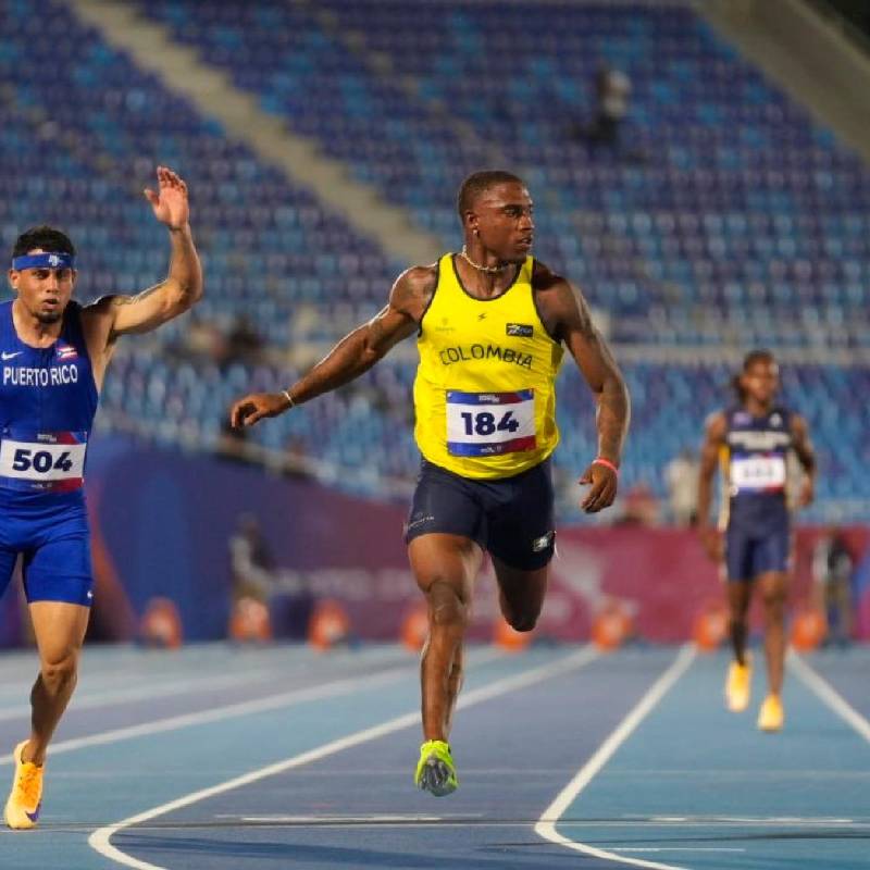 Ronal Longa celebró en Santo Domingo el primer título de Colombia en los 100 metros planos de la historia de los Juegos Centroamericanos y del Caribe. FOTO CORTESÍA: IDRD Bogotá