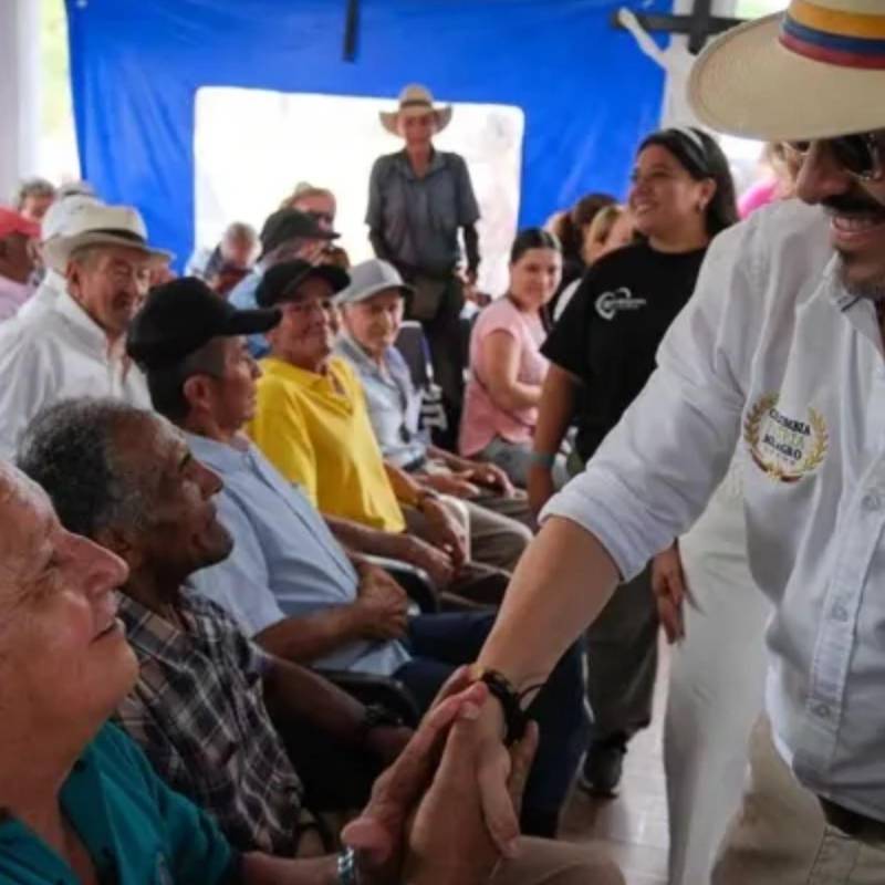 Tras entregar la totalidad de su primer haber mensual a dos ancianatos del municipio de Quimbaya, el presidente Abelardo de la Espriella confirmó que no cobrará su remuneración de gobierno. FOTO: Captura de video de redes sociales @ABDELAESPRIELLA