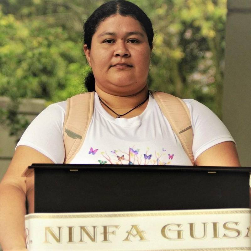 Sandra Torres sostiene el cuerpo de su madre Ninfa durante la entrega de los mismos por parte de la UBPD. FOTO: Cortesía