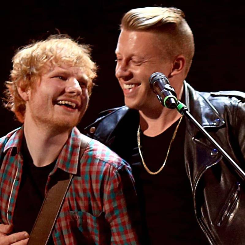 Mientras la industria del pop busca históricamente la neutralidad para llenar estadios, Macklemore decidió utilizar las pantallas gigantes del MetLife Stadium para proyectar las imágenes de los bombardeos en Gaza. FOTO: AFP