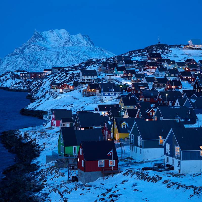 Con apenas 56.000 habitantes, la vida en la isla es un desafío logístico constante. Es un lugar tan remoto que no existen carreteras que conecten las ciudades entre sí; los groenlandeses se desplazan entre asentamientos utilizando barcos, helicópteros y aviones, dependiendo de las condiciones climáticas. Foto: Depositphotos