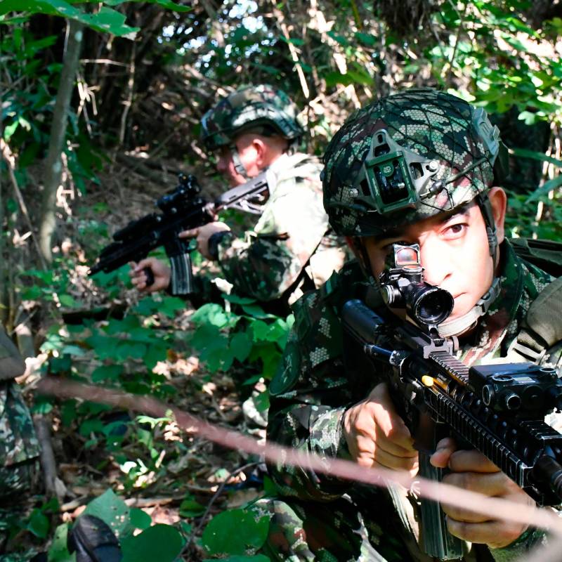 Los militares se desplegaron en la zona del bombardeo, para buscar cadáveres y terroristas heridos. FOTO: CORTESÍA EJÉRCITO.