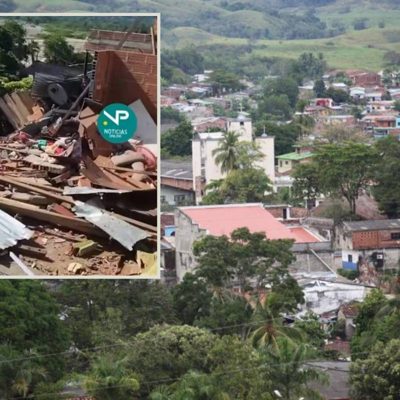 Adelante, una de las casas destruidas tras una explosión. Atrás, imagen de referencia del municipio de Tarazá. Foto: Fundación Julio C. Hernández e imagen tomada de las redes de NP Noticias.