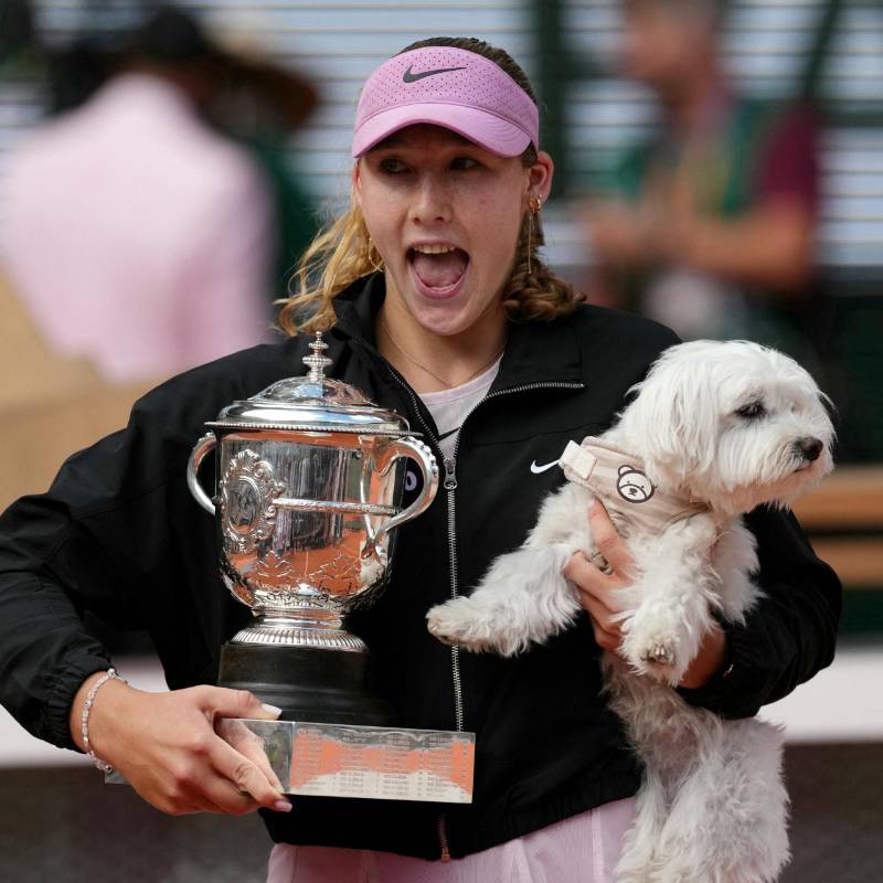 En apenas 1 hora y 22 minutos, la octava del mundo desactivó la resistencia de Maja Chwalinska para levantar su primera Copa de los Mosqueteros y emular las hazañas de las leyendas adolescentes. FOTO: AFP