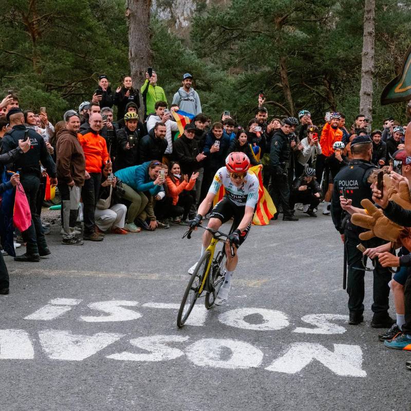 El ciclista danés Jonas Vingegaard se impuso, con autoridad, sobre rivales importantes como Remco Evenepoel en la Vuelta a Cataluña 2026. Foto: tomada del x de @VoltaCatalunya