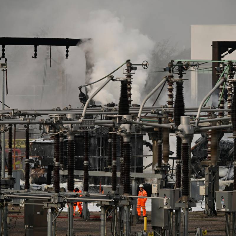 Este incendio en la subestación eléctrica de Hayes es la razón por la que el aeropuerto Heathrow en Londres canceló sus operaciones en la mañana y tarde de este viernes, 21 de marzo. En la noche reanudaron algunos vuelos. FOTO: Getty