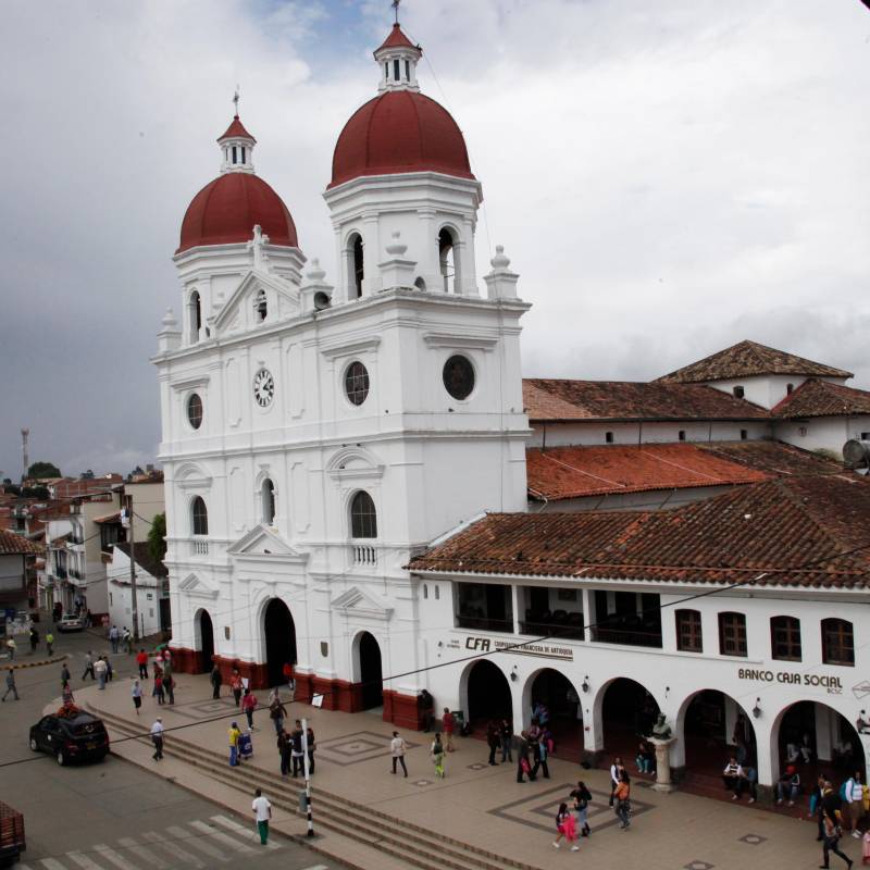 Rionegro se consolidó como uno de los principales nodos logísticos e industriales del Oriente antioqueño, pero el crecimiento económico no se tradujo en una reducción de la informalidad laboral. FOTO EL COLOMBIANO