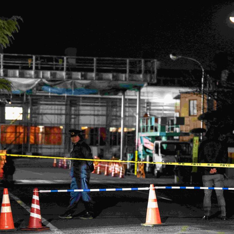 Un agente de policía custodia el perímetro de la planta Yokohama Rubber en Mishima, prefectura de Shizuoka, tras el ataque con arma blanca que dejó al menos 14 personas heridas, según informaron los servicios de emergencia. FOTO: AFP
