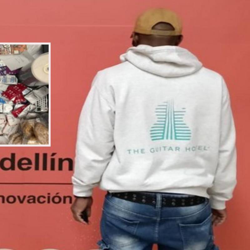 Atrás, el hombre procedente de Miami que fue inadmitido en Rionegro. Adelante, parte del “cargamento” de preservativos que el sujeto traía en su maleta. FOTO: Cortesía