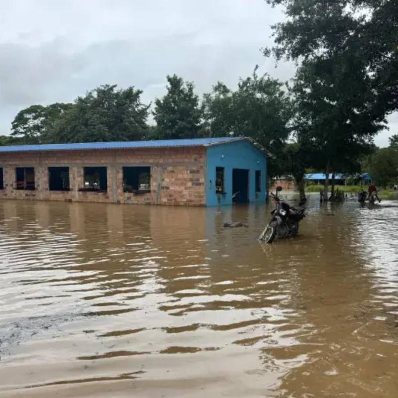 Aunque el Ideam prevé que el agua empiece a ceder esta tarde, la región Pacífico permanece bajo estricta vigilancia. FOTO: UNGRD
