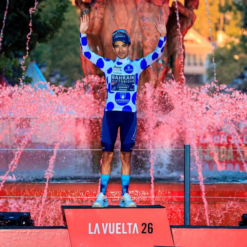 El ciclista bogotano Santiago Buitrago, de 26 años, se quedó con la camiseta de pepas azules que lo confirman campeón de la montaña en la Vuelta a España. Foto: tomada del x de @BHRVictorious