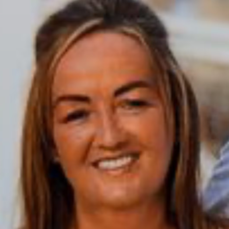 Ann-Marie O’Gorman, de 46 años, falleció en octubre de 2024 tras una descarga eléctrica mientras se bañaba. FOTO: Tomada de Collins Courts