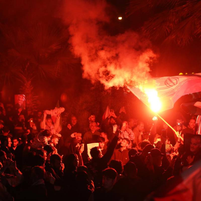 Personas con banderas iraníes se reúnen para realizar una manifestación en apoyo del ataque de Irán contra Israel en Teherán, Irán, el 14 de abril de 2024. FOTO: Anadolu vía Getty