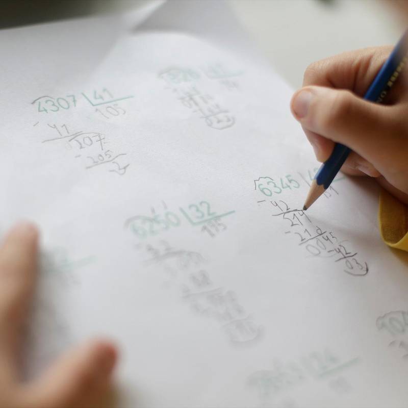 Un niño realiza operaciones matemáticas en casa. Estas habilidades están más desarrolladas en aquellos que han contado con los dedos. Foto: Europa press.