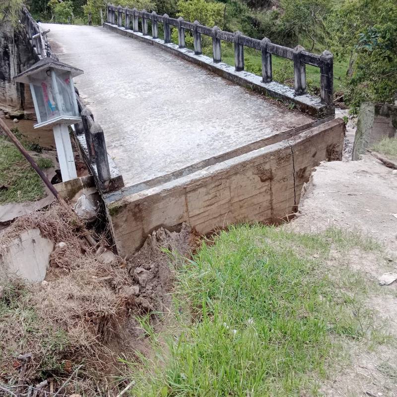 Así quedó el puente que conecta a las veredas Santa Rita y La Siria, de Yarumal, tras la creciente de una de las quebradas de la zona. FOTO: Cortesía Denuncias Antioquia