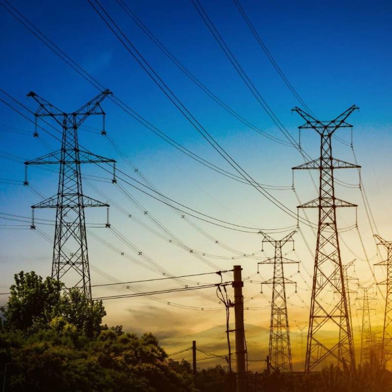 El sector público colombiano consume cerca del 5% de la energía nacional. Un estudio plantea que la tecnología y los programas de eficiencia podrían ayudar a reducir el gasto energético de las entidades estatales. FOTO: Vertebra, Freepik. 