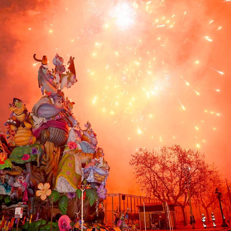 La Cremà es uno de los momentos más emotivos de las Fallas, donde la tristeza por la pérdida de las obras de arte se mezcla con la alegría de celebrar la llegada de la primavera. Foto: AFP