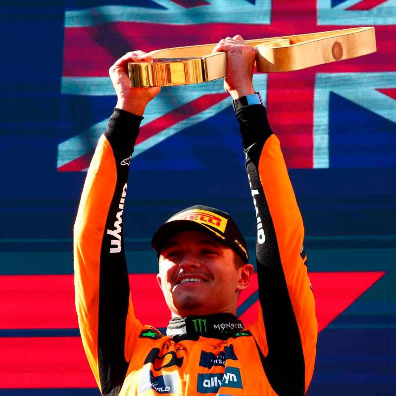 El británico Lando Norris de McLaren celebra su victoria en el Gran Premio de Austria de Fórmula 1, en el circuito Red Bull Ring. FOTO TOMADA @F1