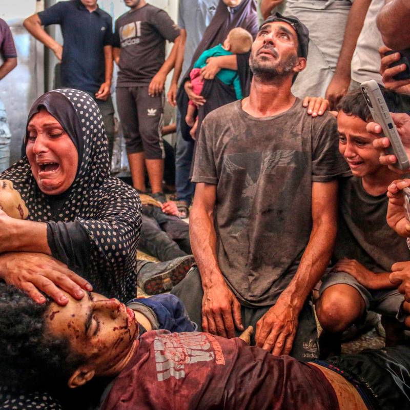 El fotógrafo Mahmoud Zaki Salem Issa / Palestina, fue el ganador de la categoría: Vida Diaria. Una crisis humanitaria: hambruna y bloqueo / Palestina. Palestinos se reúnen para recibir comidas preparadas por un comedor social en medio del conflicto en el norte de la Franja de Gaza el 11 de septiembre de 2024. 